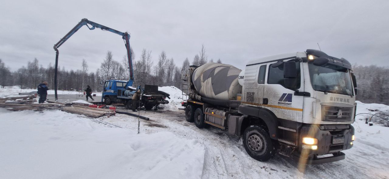 Миксер на объекте зимой в снегопад